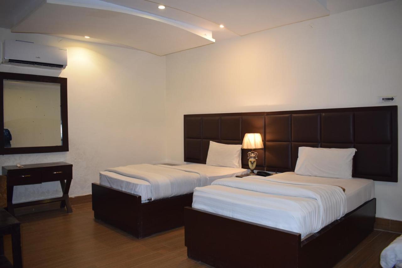 Hotel Pak Continental Multan Exterior foto