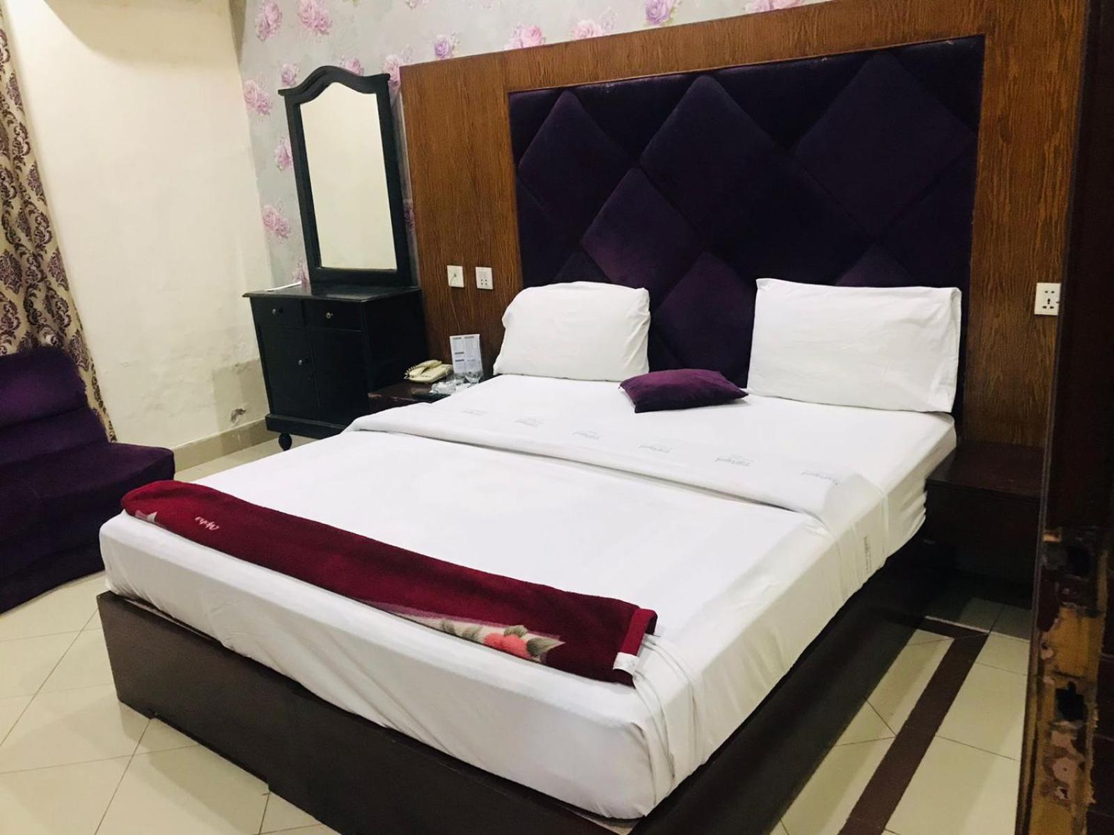 Hotel Pak Continental Multan Exterior foto