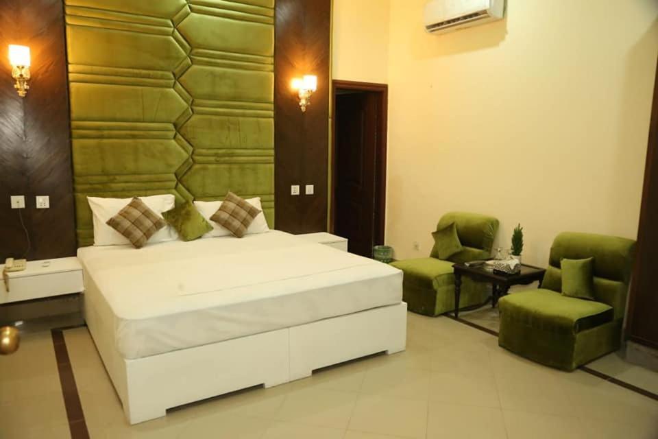 Hotel Pak Continental Multan Exterior foto